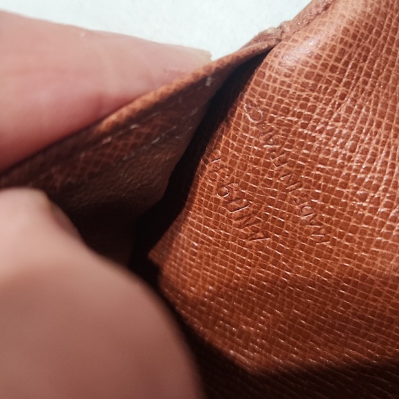 Authentic vintage Louis Vuitton clutch/large wallet. See pictures of wear/tear - Picture 14 of 15